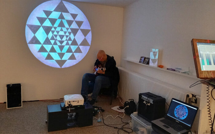 Fra den 23. september 2022 til den 9. oktober fyldte Formlab & MultiSounds Gallery O’s rum med lyd- og billedværket , “Yantra – frekvenser i bevægelse”.